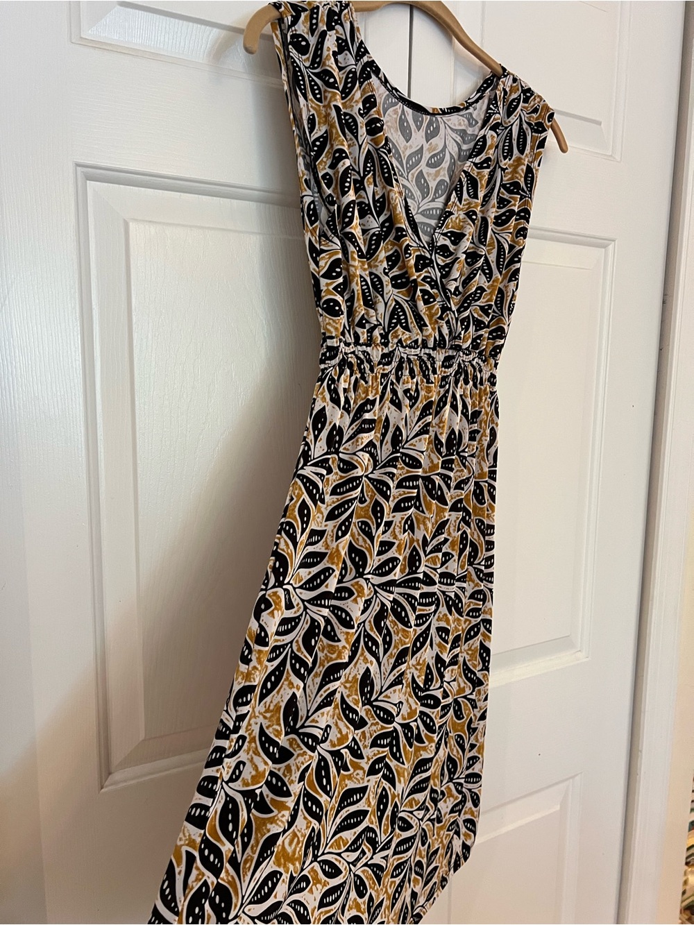 Sleeveless Black and Mustard Leaf-Print Dress
Size S